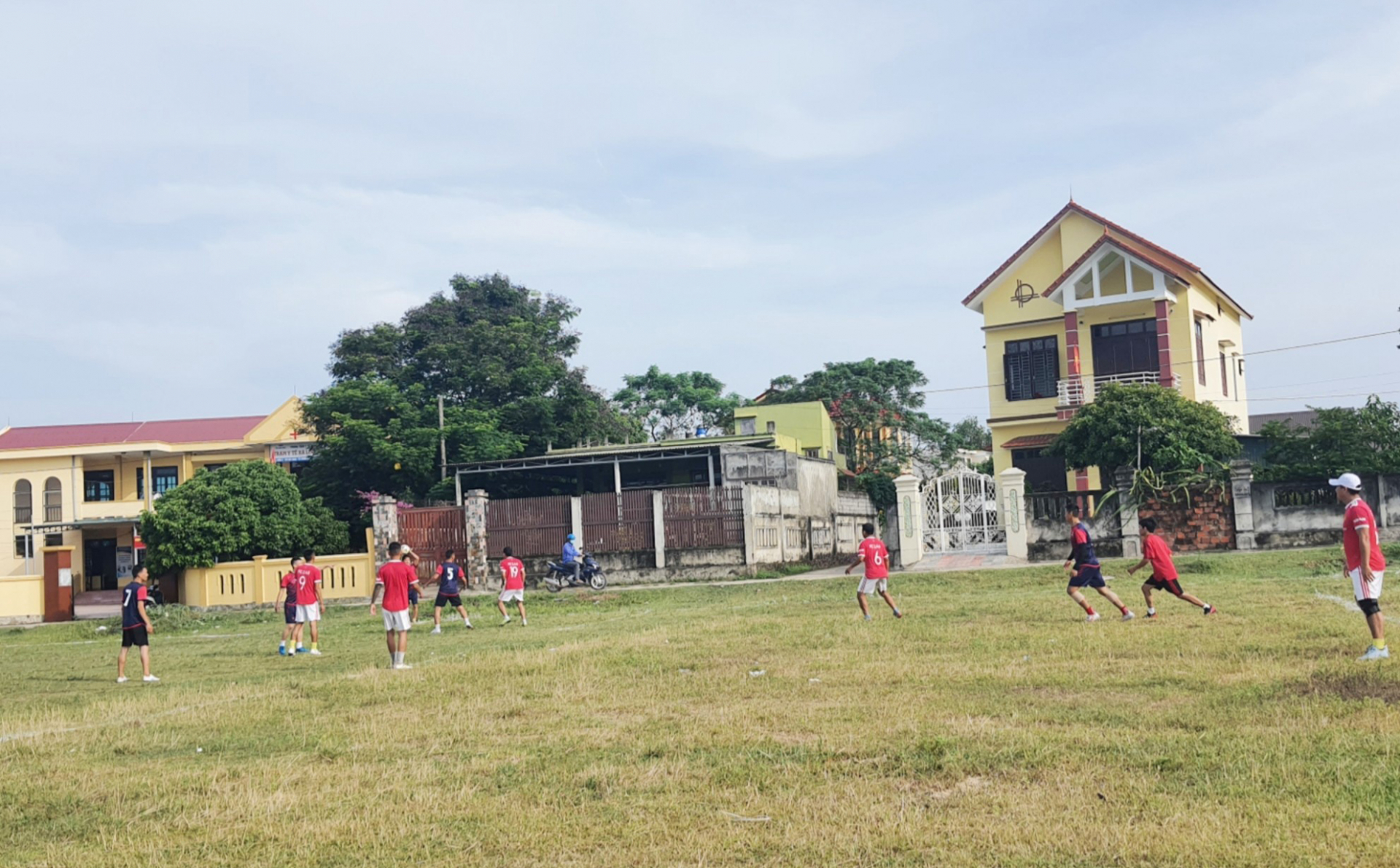 Người dân Lộc Ninh tập luyện bóng đá.