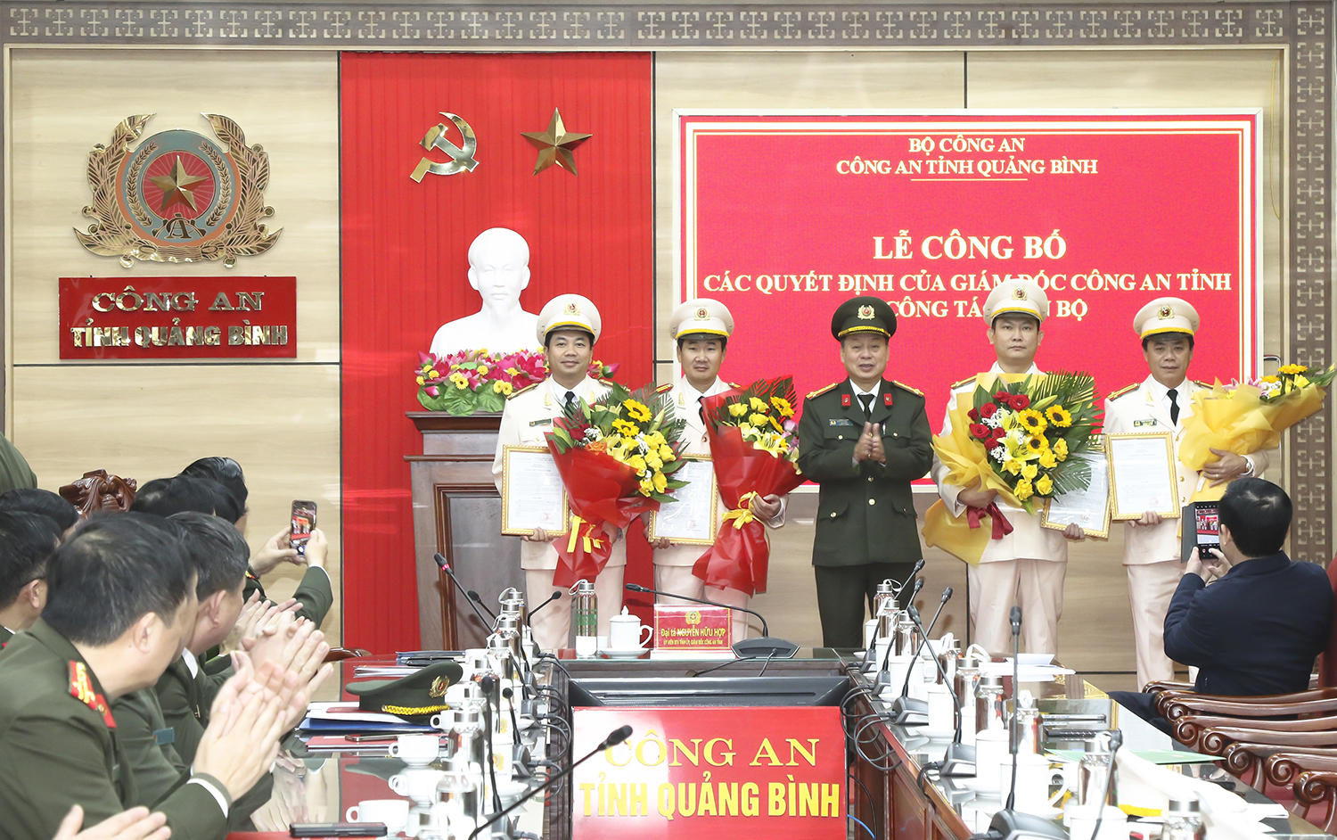 Giám đốc Công an tỉnh trao quyết định điều động, bổ nhiệm cho các đồng chí trưởng phòng, trưởng Công an thành phố Đồng Hới.
