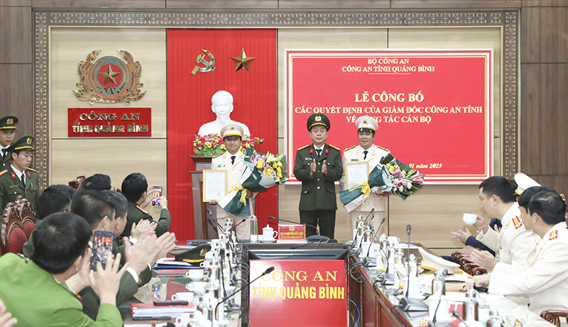 Giám đốc Công an tỉnh trao quyết định điều động, bổ nhiệm cho các đồng chí Phó trưởng phòng.