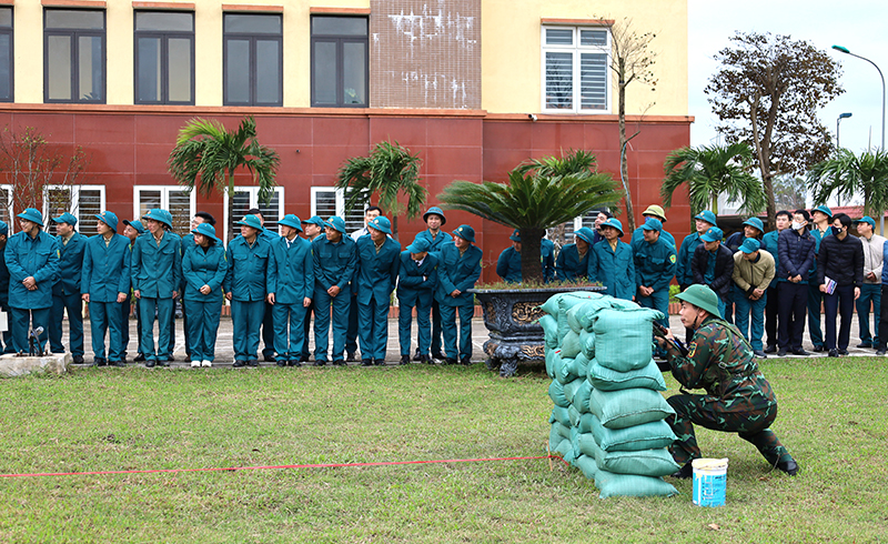 Thực hành bài ném lựu đạn xa, đúng hướng.