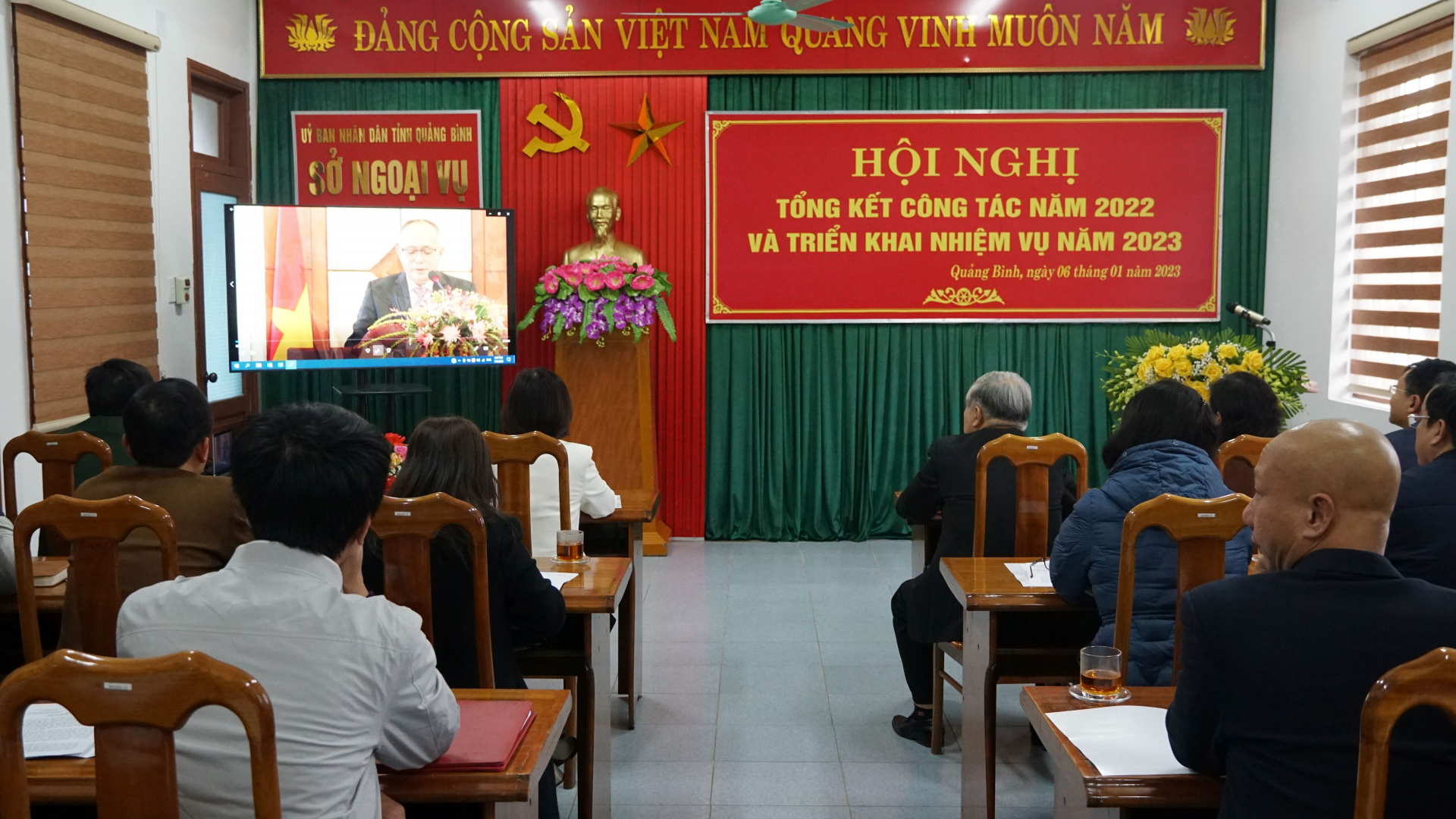 Các đại biểu xem Clip “Đối ngoại Quảng Bình một năm nhìn lại.