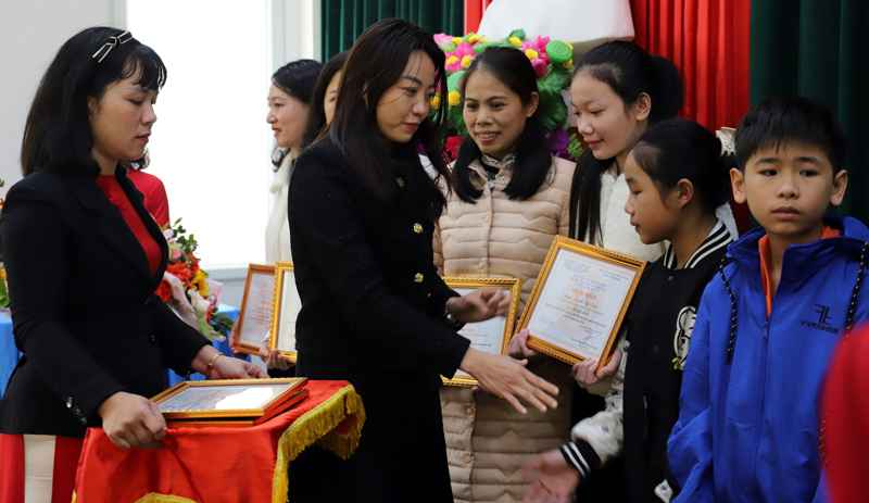 Trao giải ba cho các thí sinh