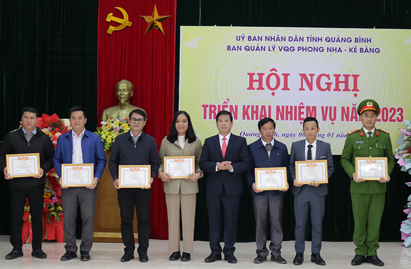 Đại diện Ban quản lý Vườn quốc gia Phong Nha-Kẻ Bàng trao giấy khen cho các tập thể và cá nhân có thành tích trong phối hợp thực hiện nhiệm vụ.