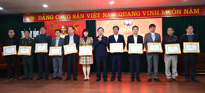 Đại diện Thường trựcThành ủy Đồng Hới trao giấy khen tặng 11 tập thể đạt tiêu chuẩn “Hoàn thành xuất sắc nhiệm vụ” tiêu biểu năm 2022.