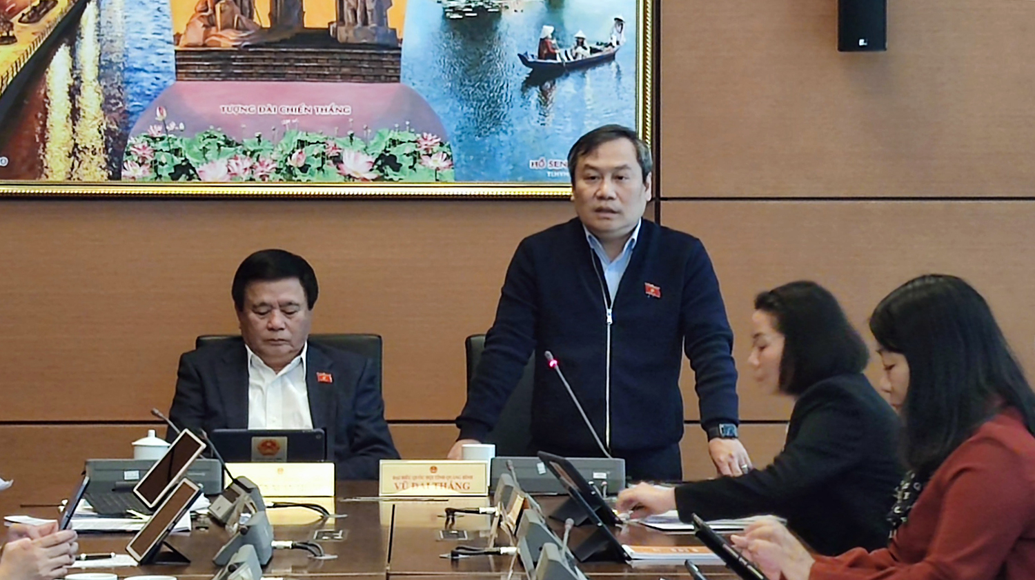 Đồng chí Bí thư Tỉnh ủy, Trưởng đoàn ĐBQH tỉnh Vũ Đại Thắng điều hành phiên thảo luận tại tổ