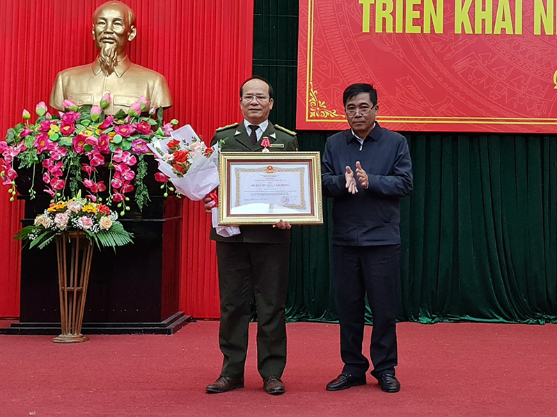 Thừa ủy quyền của Chủ tịch nước, đồng chí Phó Chủ tịch Thường trực UBND tỉnh Đoàn Ngọc Lâm trao Huân chương Lao động hạng Ba cho ông Đặng Minh Hùng, Phó Chi cục trưởng Chi cục Kiểm Lâm.