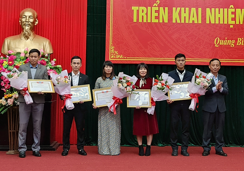 Lãnh đạo Sở NN-PTNT trao tặng giấy khen cho các doanh nghiệp, HTX trên địa bàn.