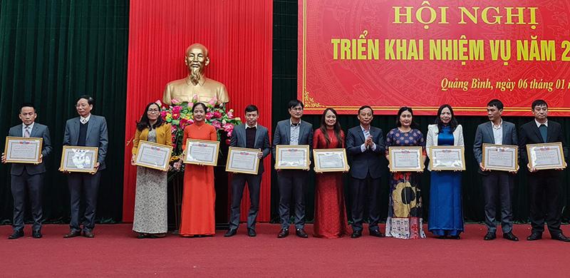 Lãnh đạo Sở NN-PTNT trao giấy khen cho các tập thể và cá nhân có thành tích xuất sắc trong năm 2022.