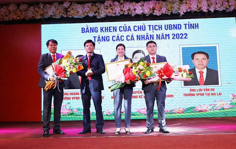 Tập thể có thành tích xuất sắc nhận bằng khen của UBND tỉnh
