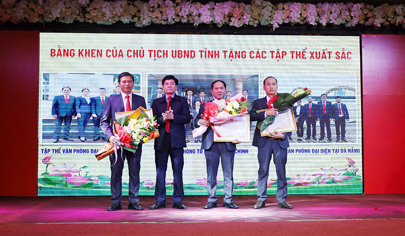 Các cá nhân có thành tích xuất sắc nhận