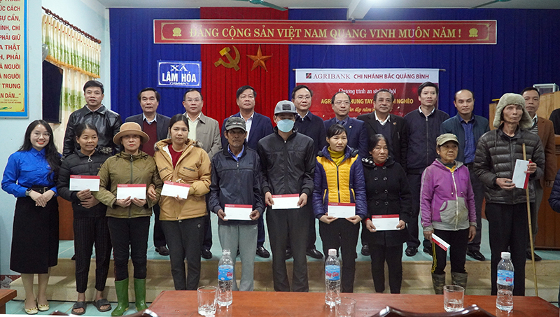 Các nhà tài trợ tặng quà cho các hộ khó khăn của xã Lâm Hóa