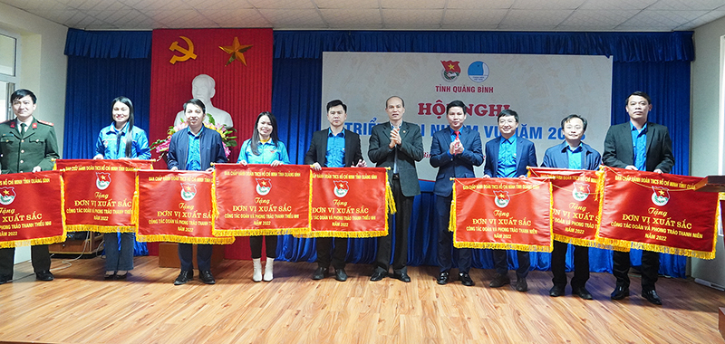 Đại diện lãnh đạo Ủy ban MTTQ Việt Nam tỉnh và Tỉnh đoàn tặng cờ thi đua cho các tập thể có thành tích xuất sắc năm 2022.