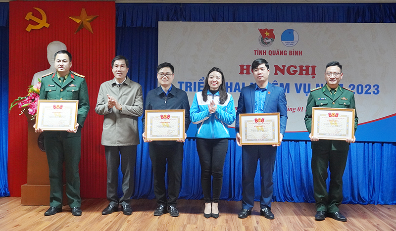 Đại diện lãnh đạo Ban Dân vận Tỉnh ủy và Tỉnh đoàn tặng bằng khen của Tỉnh đoàn cho các tập thể có thành tích xuất sắc năm 2022.