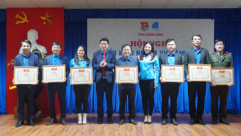 Đại diện lãnh đạo Tỉnh đoàn tặng bằng khen cho các cá nhân có thành tích xuất sắc năm 2022.