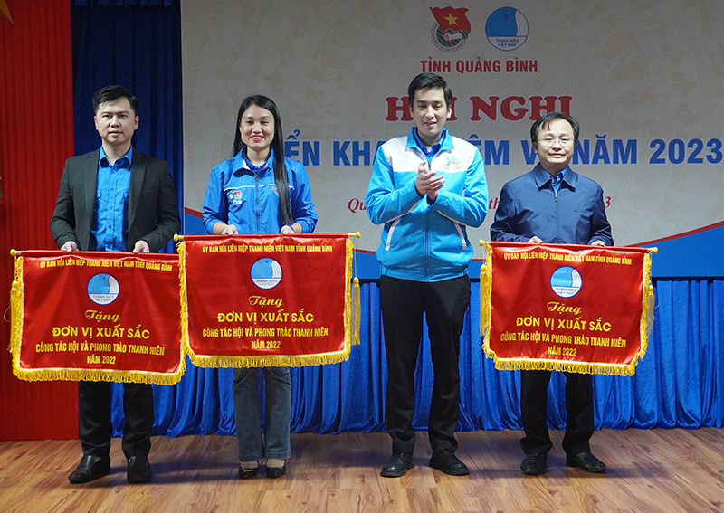 Đại diện lãnh đạo Hội LHTN Việt Nam tỉnh tặng cờ thi đua cho các tập thể có thành tích xuất sắc năm 2022.