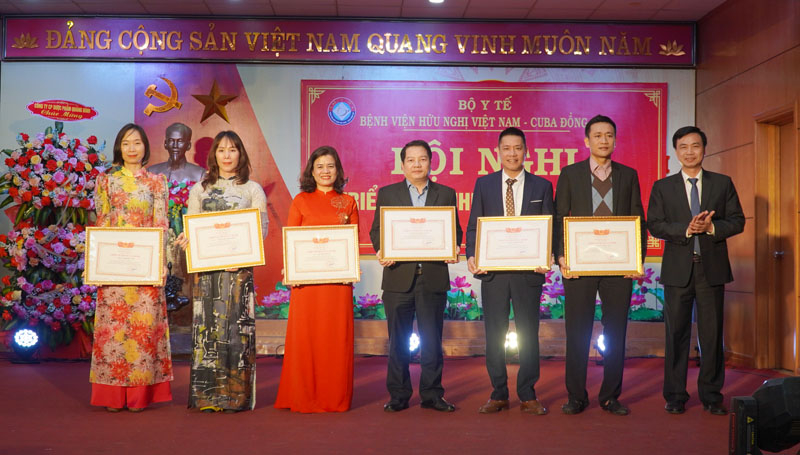 Thừa ủy quyền của Bộ trưởng Bộ Y tế, Giám đốc Bệnh viện Hữu nghị Việt Nam-Cuba Đồng Hới Nguyễn Đức Cường trao danh hiệu Chiến sĩ thi đua cấp Bộ cho các cá nhân. 