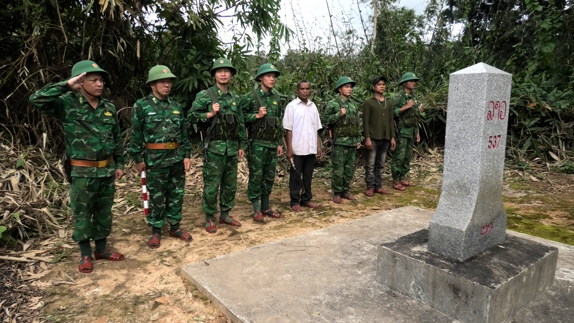 Bộ đội Biên phòng cùng nhân dân tuần tra cột mốc quốc giới.