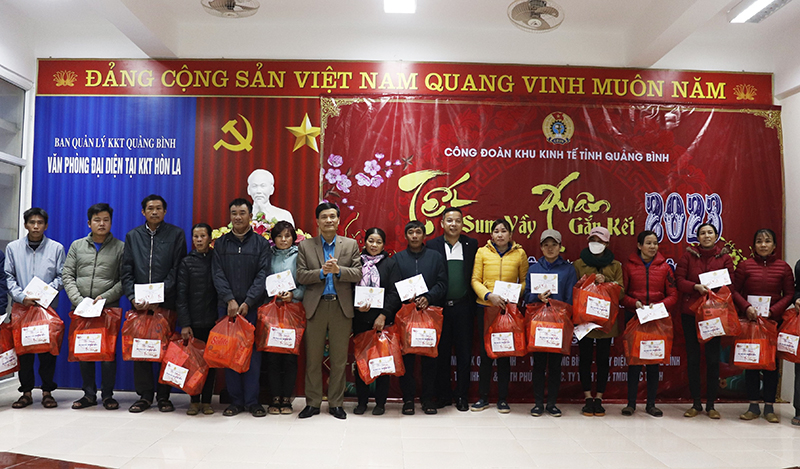 Đại diện lãnh đạo Liên đoàn Lao động tỉnh trao quà Tết cho đoàn viên, người lao động tại Khu kinh tế Hòn La.