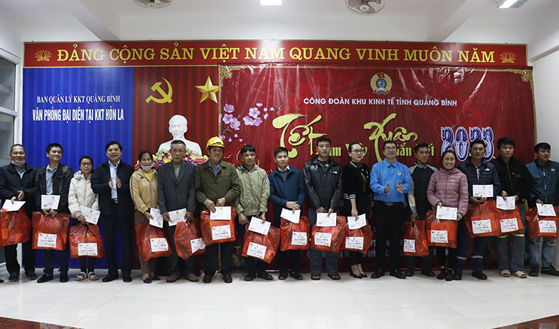 Lãnh đạo Công đoàn khu Kinh tế trao quà Tết động viên đoàn viên, người lao động có hoàn cảnh khó khăn tại Khu kinh tế Hòn La.