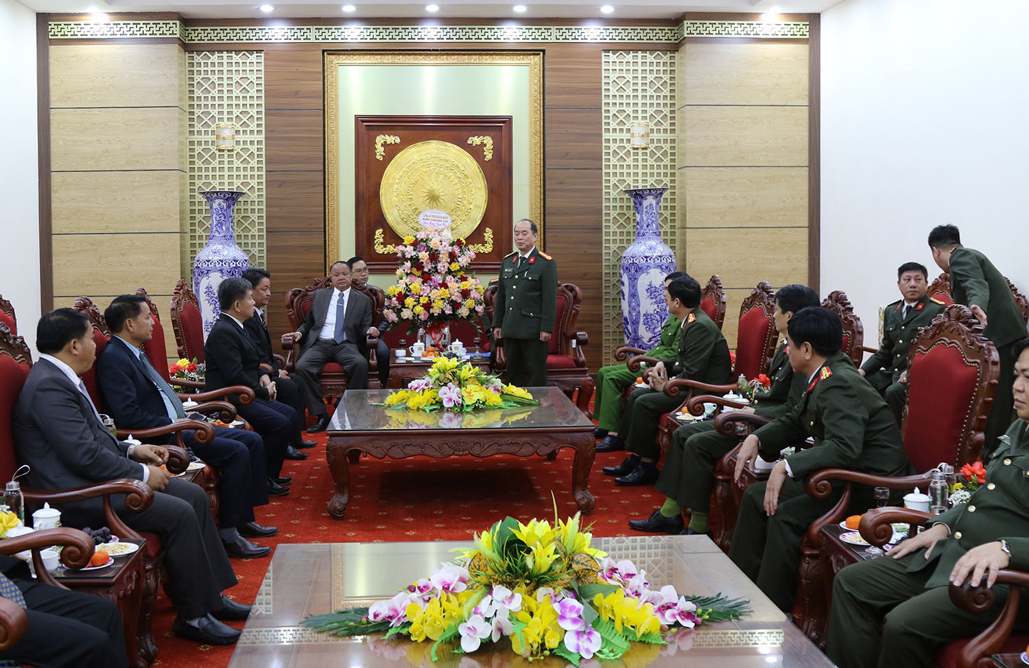 Đại tá Nguyễn Hữu Hợp, Giám đốc Công an tỉnh Quảng Bình đã trao đổi một số tình hình kinh tế, văn hóa, xã hội và an ninh quốc phòng của tỉnh, của Công an tỉnh Quảng Bình tại buổi thăm, chúc Tết của Công an tỉnh Khăm Muồn.