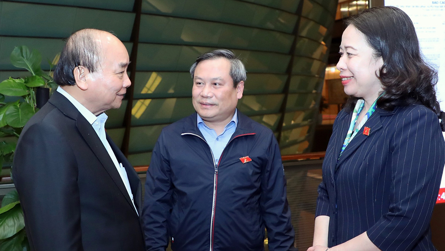 Các đồng chí: Chủ tịch nước Nguyễn Xuân Phúc; Phó Chủ nước Võ Thị Ánh Xuân; Bí thư Tỉnh ủy, Trưởng đoàn ĐBQH tỉnh Quảng Bình Vũ Đại Thắng trao đổi bên lề kỳ họp.
