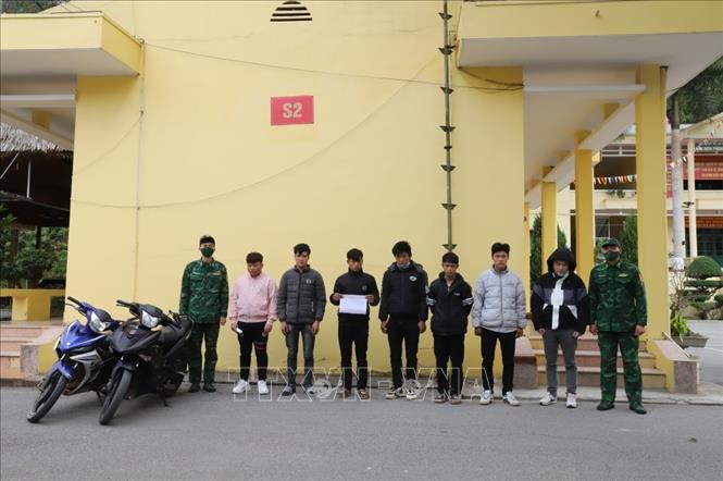 Nhóm đối tượng đưa người Trung Quốc nhập cảnh trái phép vào Việt Nam và tang vật bị lực lượng chức năng bắt giữ. Ảnh: TTXVN phát