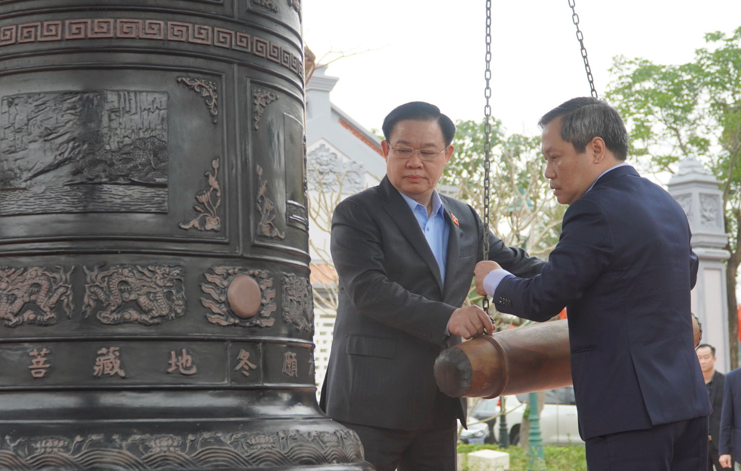 Đồng chí Chủ tịch Quốc hội Vương Đình Huệ và đồng chí Bí thư Tỉnh ủy Vũ Đại Thắng thực hiện nghi thức thỉnh chuông 
