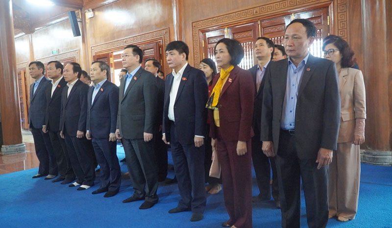 Đồng chí Chủ tịch Quốc hội Vương Đình Huệ và đoàn công tác Trung ương cùng các đồng chí lãnh đạo tỉnh Quảng Bình tưởng nhớ Bác Hồ và các anh hùng, liệt sỹ