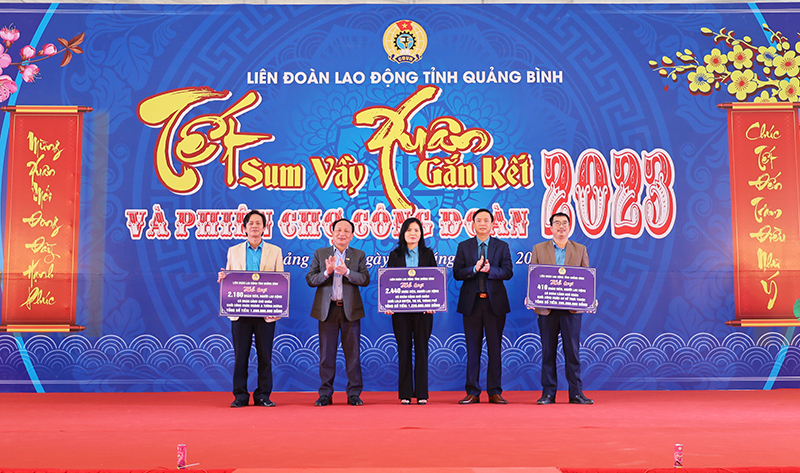 Đồng chí Phó Bí thư Thường trực Tỉnh ủy Trần Hải Châu và lãnh đạo LĐLĐ tỉnh trao biển tượng trưng các hoạt động hỗ trợ ĐV, NLĐ có hoàn cảnh khó khăn.
