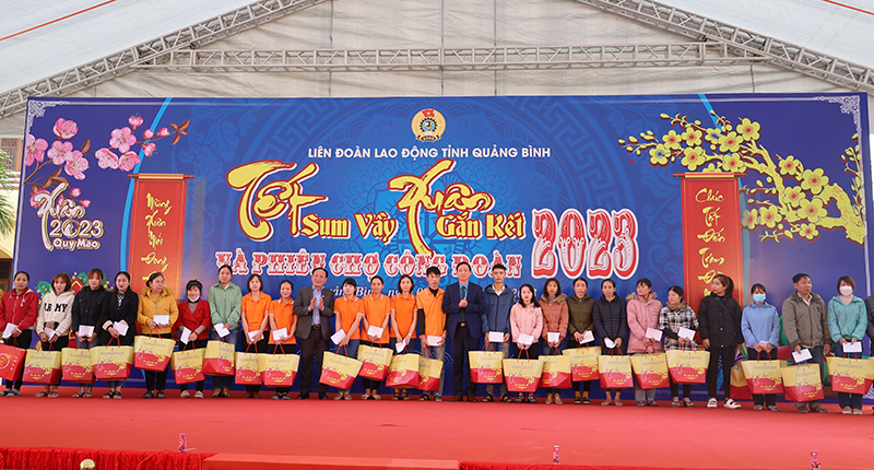 Đồng chí Phó Bí thư Thường trực Tỉnh ủy Trần Hải Châu và lãnh đạo LĐLĐ tỉnh trao quà Tết cho ĐV, NLĐ có hoàn cảnh khó khăn.