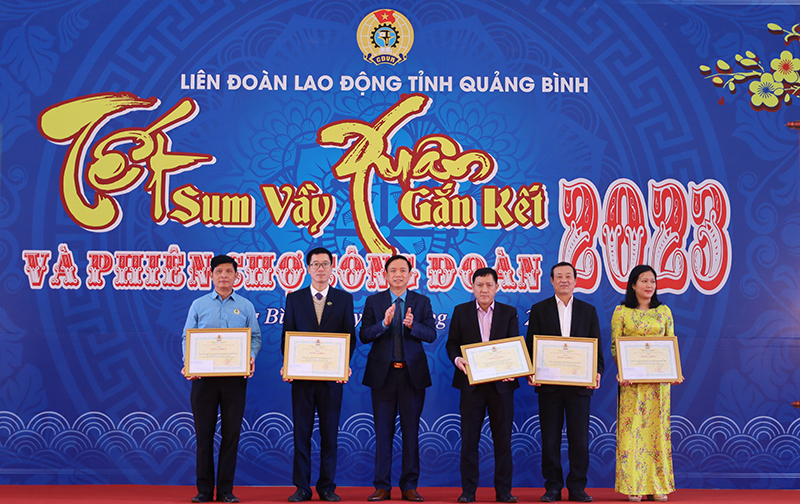 Lãnh đạo LĐLĐ tỉnh tặng bằng khen cho các doanh nghiệp đạt thành tích trong chăm lo đời sống cho ĐV, NLĐ.