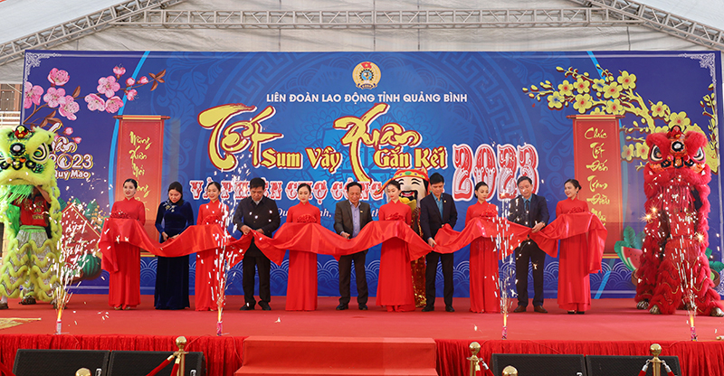 Các đại biểu thực hiện nghi lễ cắt băng khai mạc phiên chợ Công đoàn năm 2023.