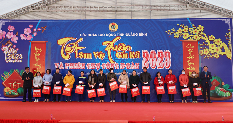 Đồng chí Phó Chủ tịch Thường trực UBND tỉnh Đoàn Ngọc Lâm và lãnh đạo LĐLĐ tỉnh trao quà Tết cho ĐV, NLĐ có hoàn cảnh khó khăn.