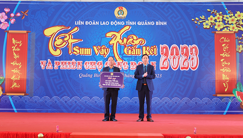 Lãnh đạo LĐLĐ tỉnh trao hỗ trợ xây dựng nhà “Mái ấm Công đoàn” cho ĐV, NLĐ.