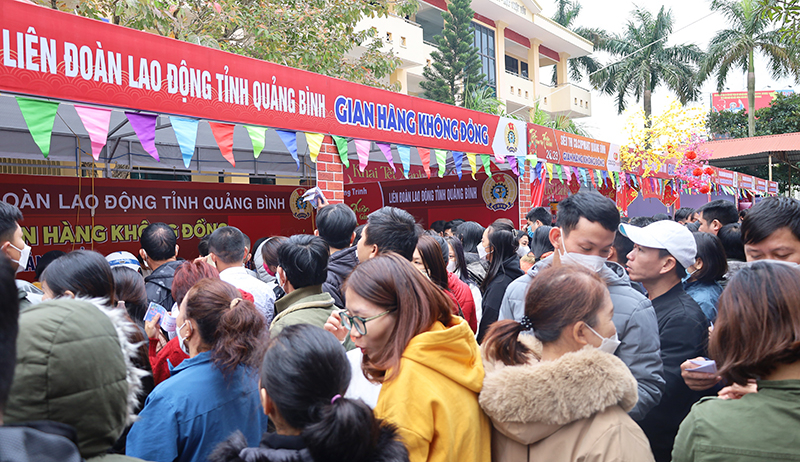 Phiên chợ Công đoàn năm 2023 thu hút đông đảo ĐV, NLĐ tham gia.