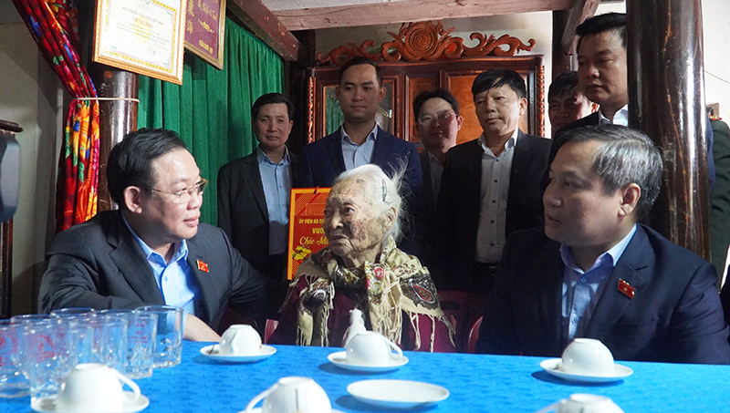 Đồng chí Chủ tịch Quốc hôi Vương Đình Huệ và đồng chí Bí thư Tỉnh ủy Vũ Đại Thắng thăm Bà mẹ VNAH Nguyễn Thị Tôi