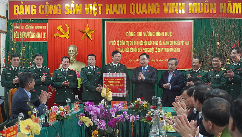 Đồng chí Chủ tịch Quốc hôi Vương Đình Huệ thăm, chúc Tết CB,CS Đồn Biên phòng Nhật Lệ