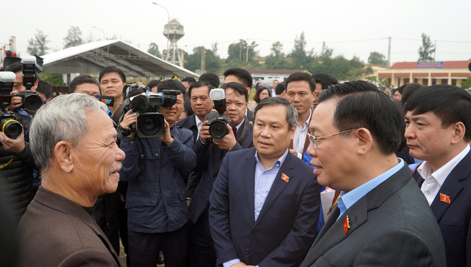 Đồng chí Chủ tịch Quốc hôi Vương Đình Huệ đánh giá cao những đóng góp của ngư dân và chúc bà con một vụ mùa nhiều thắng lợi    