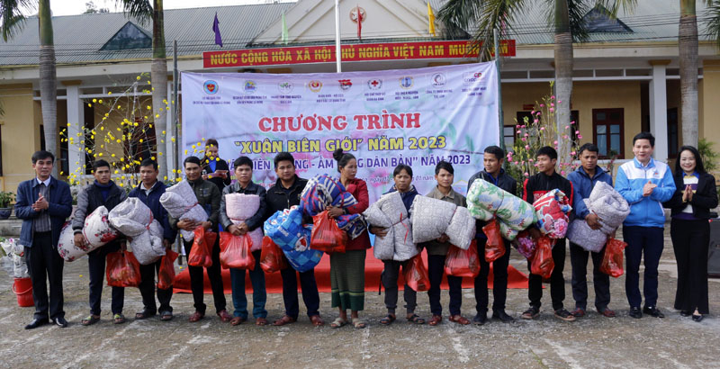 Lãnh đạo Đoàn Khối và Tỉnh đoàn trao tặng quà cho các hộ dân.