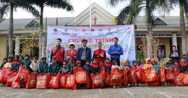 Trao tặng quà cho các em học sinh.