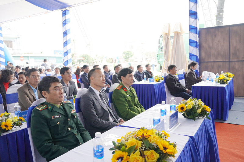 Các đại biểu dự lễ khởi công dự án.