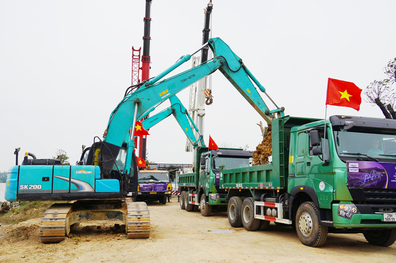 Nhà thầu thực hiện duwjans là Công ty CP Tập đoàn Đạt Phương huy động tối đa phương tiện máy móc để bảo đảm tiến độ thi công.
