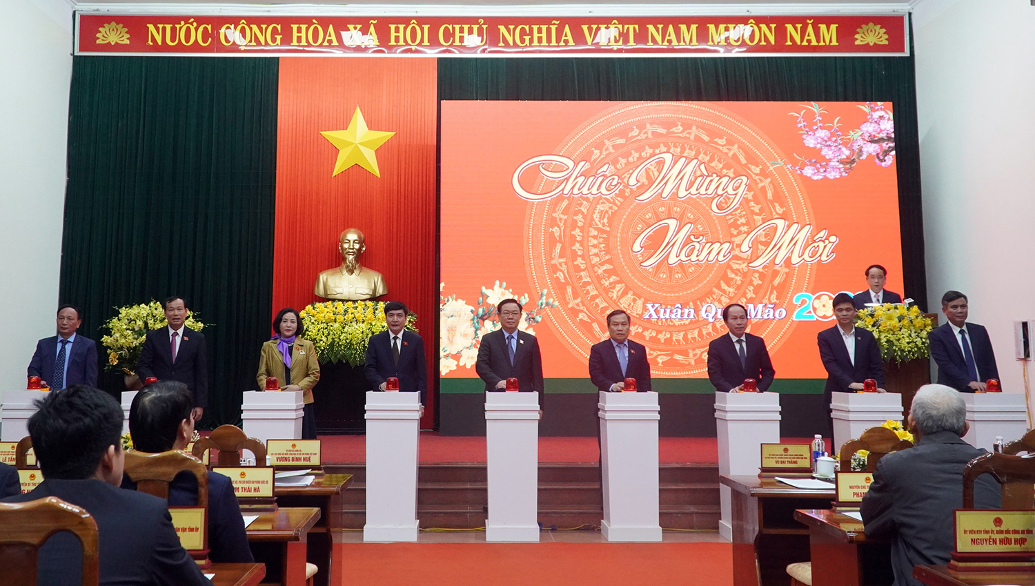 Đồng chí Chủ tịch Quốc hội Vương Đình Huệ và đoàn công tác Trung ương cùng lãnh đạo tỉnh bấm nút khởi công 3 dự án động lực