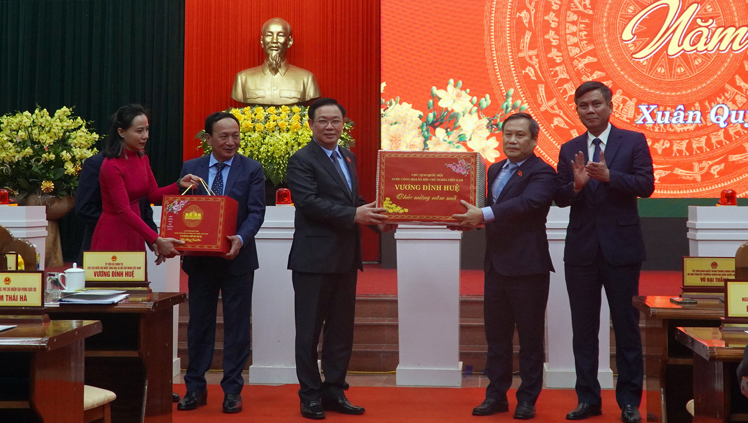 Đồng chí Chủ tịch Quốc hội Vương Đình Huệ tặng quà cho Đảng bộ và nhân dân tỉnh Quảng Bình nhân dịp xuân mới và Tết Nguyên đán 2023
