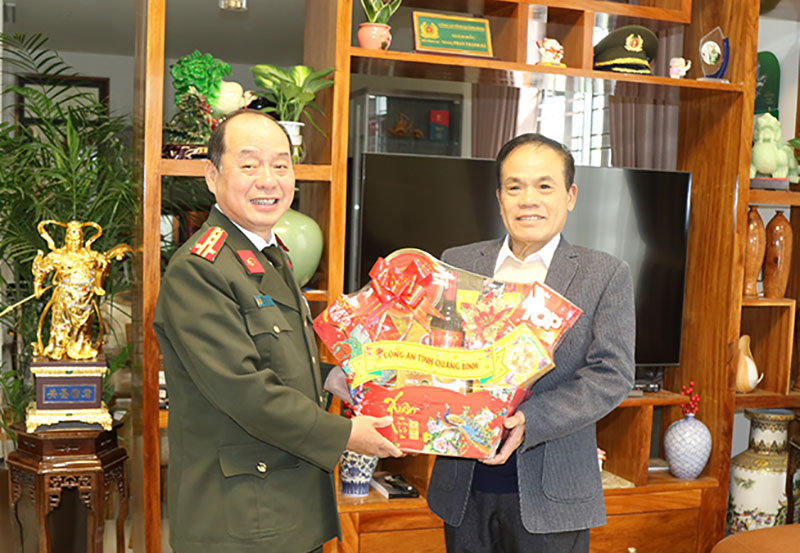 Lãnh đạo Công an tỉnh thăm, chúc Tết đồng chí Phan Thanh Hà (Nguyên Giám đốc Công an tỉnh).