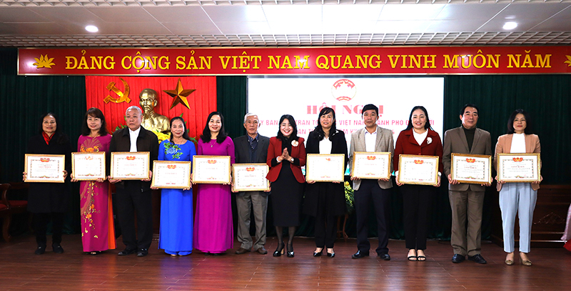 Đại diện lãnh đạo TP. Đồng Hới trao giấy khen của Chủ tịch UBND thành phố cho các tập thể và cá nhân có thành tích xuất sắc trong công tác Mặt trận năm 2022.