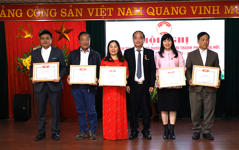 Đại diện lãnh đạo Ủy ban MTTQVN TP. Đồng Hới trao giấy khen cho các tập thể đạt thành tích xuất sắc trong công tác năm 2022.
