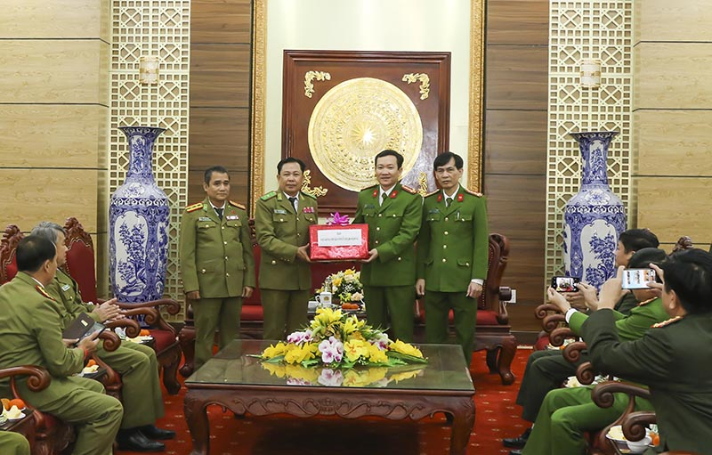  Công an tỉnh Sạ-vẳn-na-khệt thăm, chúc Tết cán bộ, chiến sỹ Công an tỉnh Quảng Bình