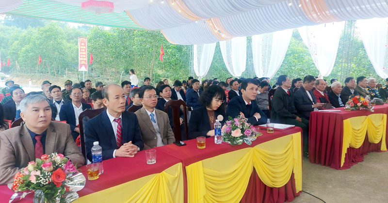 Đại biểu dự buổi lễ.