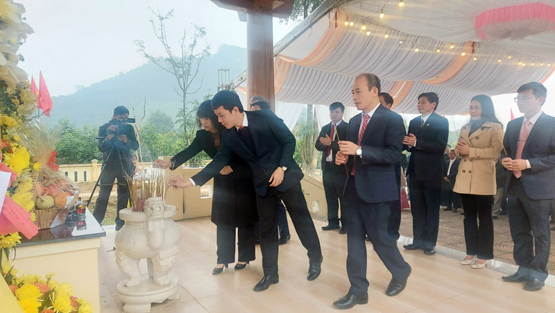 Lãnh đạo Sở Văn hóa-Thể thao và huyện Tuyên Hóa dâng hương các liệt sỹ tại Di tích lịch sử Trận địa pháo Bắc Ka Tang.